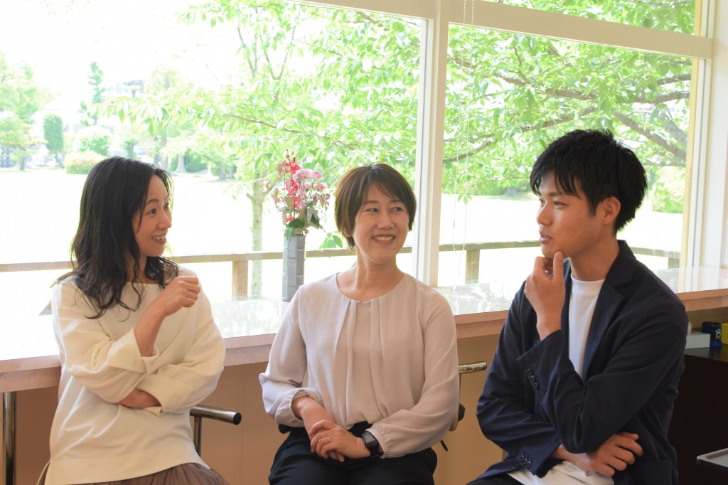 親子Smile社員の談笑シーン