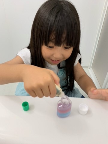 オーラソーマ風バスエッセンスで遊ぶ子ども