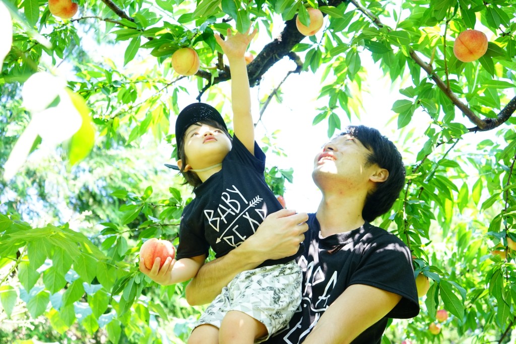 自然体験をする親子