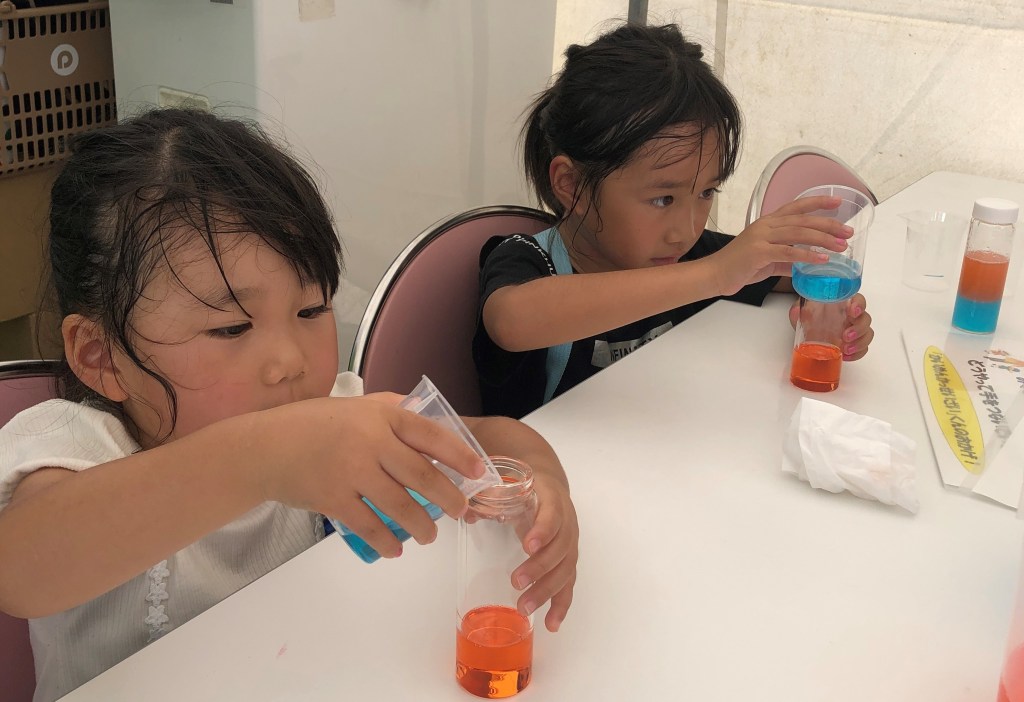 実験する子ども達